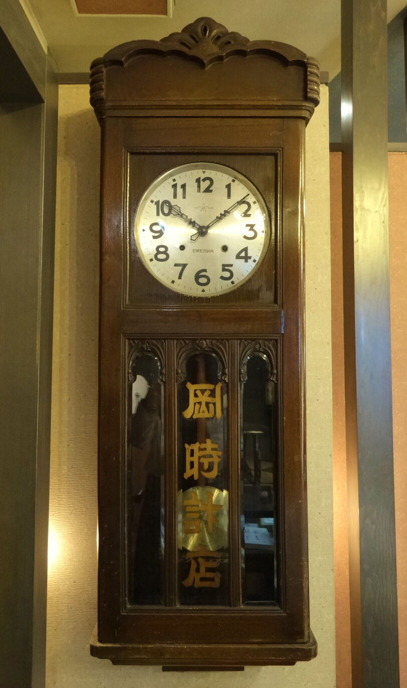 宝石おかの店内の柱時計（ボンボン時計）