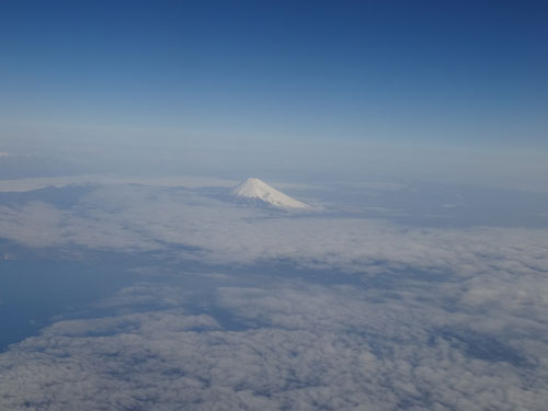 遠くに富士山を望む