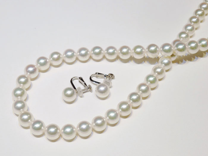 真珠（パール）のネックレスとイヤリングのセット