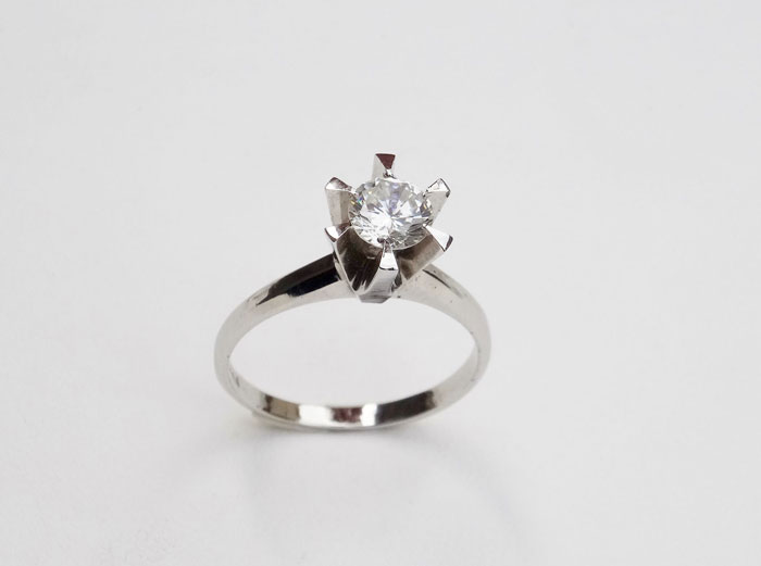 30年前まで主流だった「立て爪」デザインダイヤモンドリング