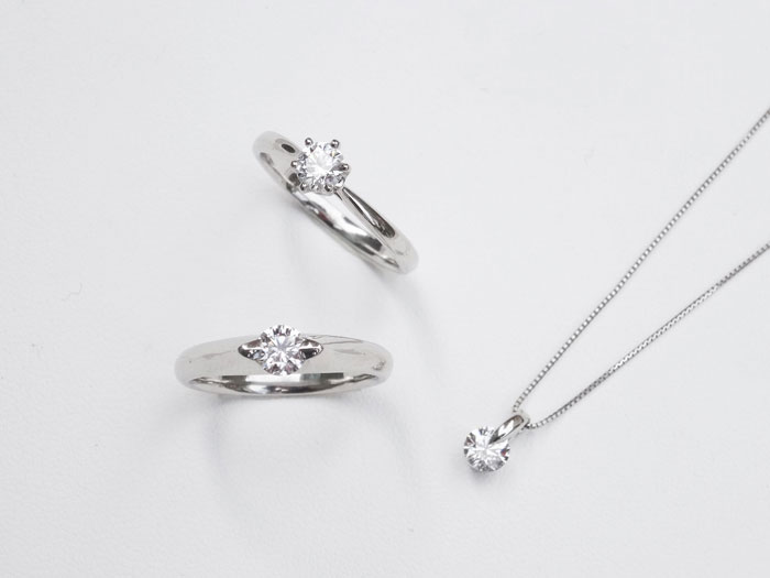 「ティファニー枠」デザインダイヤモンドリングと横姿の美しいひっかかりのないダイヤモンドリング
そして「一点留め」と呼ばれる爪の無いシンプルなデザインのダイヤモンドプチネックレス
いずれも今、人気のあるデザインで、全てリフォーム可能です。